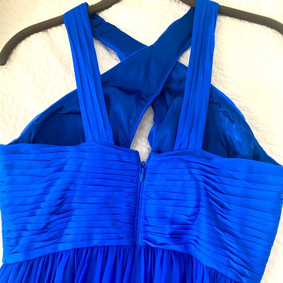 Aidan Mattox Pleated Silk Chiffon Halter Neck Gown in Blue. Size 0 - Picture 6 of 7
